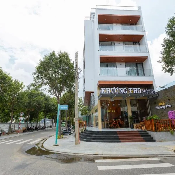 Khương Tho Hotel، فندق في كون داو
