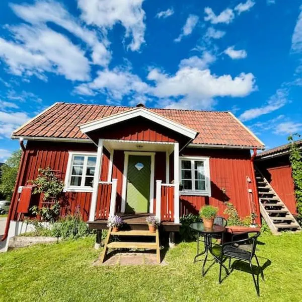 Mysig stuga med sjöutsikt, hotel in Rättvik