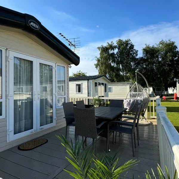 Hot tub retreat at Tattershall Lakes, hotel in Tattershall