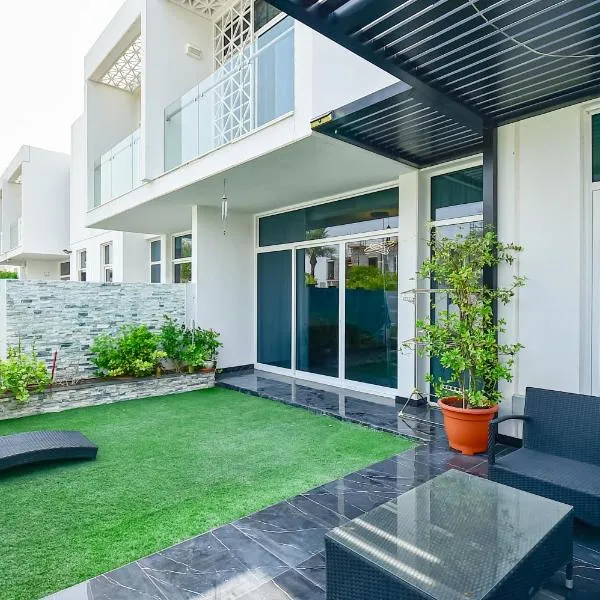 Luxury Escapes - Private Villa with 3Bedroom plus Maids - Mudon, hotel in Dubai