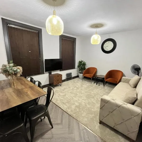 Fabulous 3 Bed Apartment - Near Excel - Sleeps 6 - 8, hotel in London