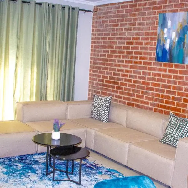 18A Elizabeth Place - Beautiful and spacious self catering 3 bedroom unit next to Kyalami Racetrack with free WiFi - swimming pool gym and restaurant - Perfect for a big family in Midrand Waterfall, hotel di Kyalami