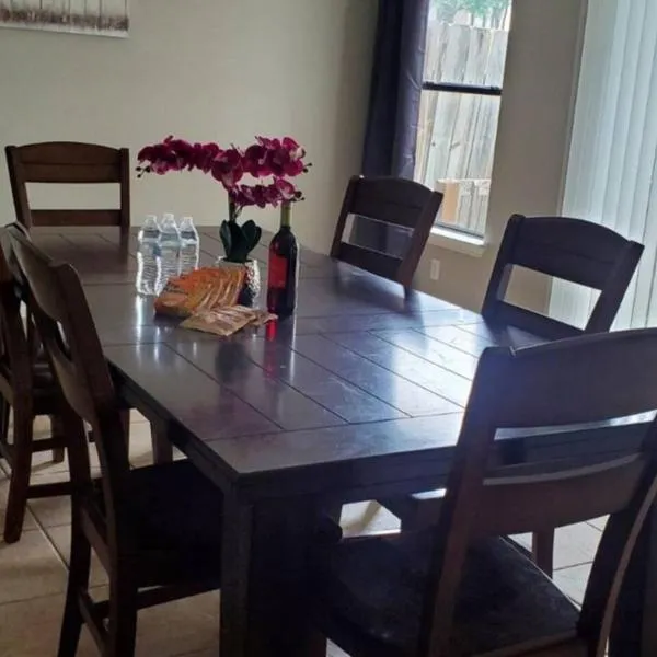 Homey 4br Home In Converse Near Airforce Base, khách sạn ở San Antonio