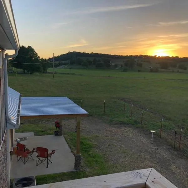 Pleasant Valley Farm Dairy Barn writer's retreat, hotel in Columbia