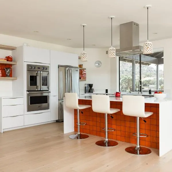 Modern Mosaics- Joshua Tree Chef Home On Hill Spa, hotel en Yucca Valley