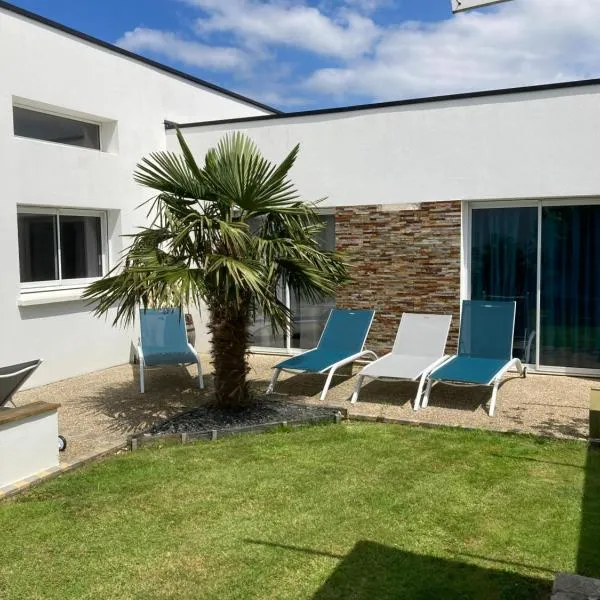 maison avec piscine couverte, hotel in Louannec