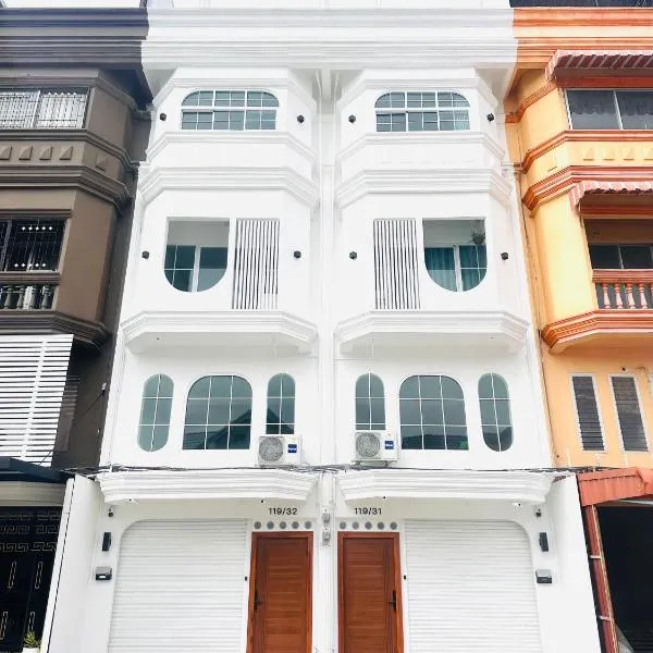 White House31 EntireHouse & Rooftop DMK Airport & BTS BKK, hotelli kohteessa Ban Sai Mai