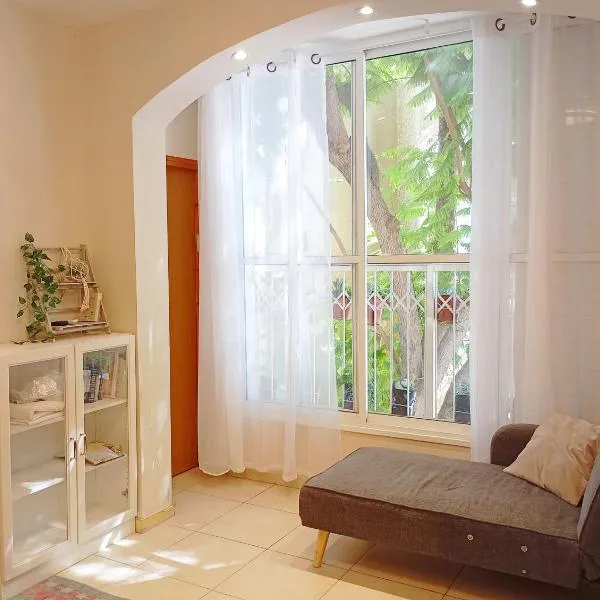 בין העצים, hotel v destinaci Petach Tikva