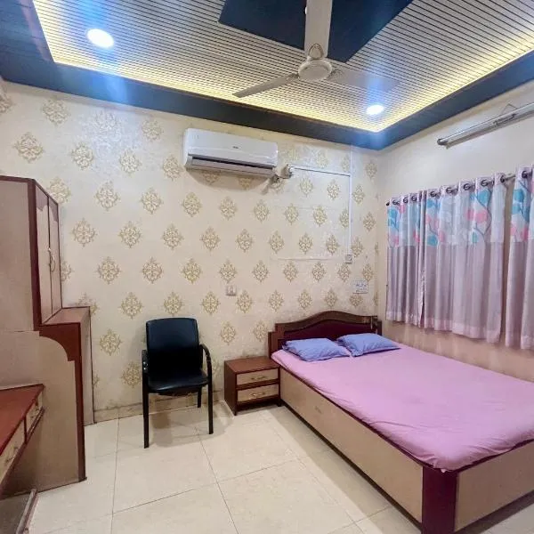 Shivshakti Lodge, hotel in Solapur