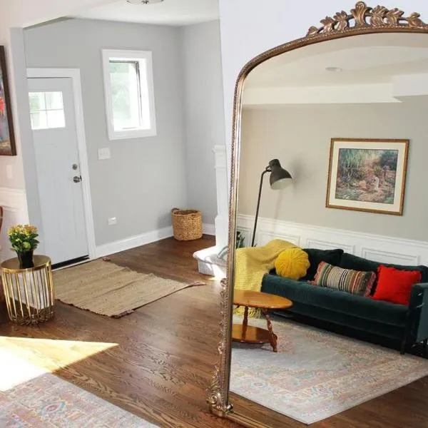 BOUTIQUE GARDEN HOUSE CHICAGO 3-STORY sleeps 12, hotel in Chicago