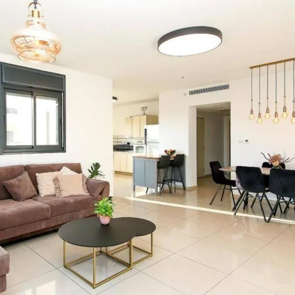 Spacious 2BR Apartment with Private Balcony, Free Parking, hotel in Jerusalem