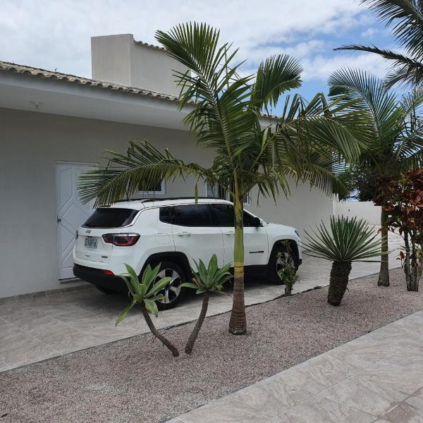 Casa de três dormitórios com piscina, 30 mt da praia
