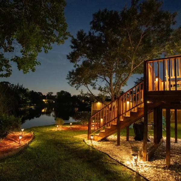 Savannah Lakefront Retreat near Tybee Beach with King Bed and Free Parking, hotel in Savannah