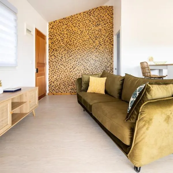 Fully equipped Bungalow next to a white sand beach – hotel w mieście Moorea