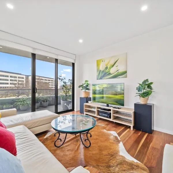 Inner-City 2-Bed with Large Balcony, Garden & Gym, hótel í Campbell