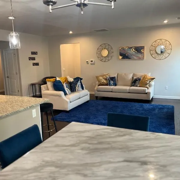 The Muirwood Lux sleeps 10, hotel in Murfreesboro