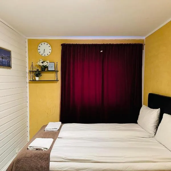 Miracle Tromso, cozy double bed private room in a shared apartment with Stunning Tromso Views, hotel in Tromsø