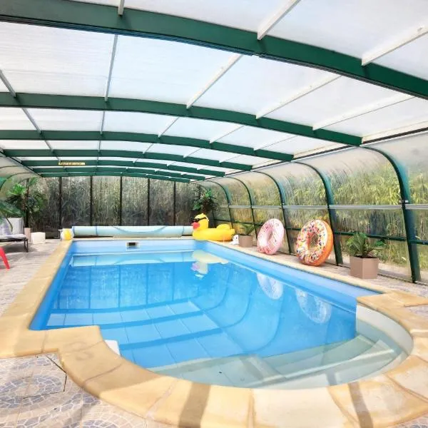 La Maison Merlin - Maison avec piscine Sénoville: Senoville şehrinde bir otel