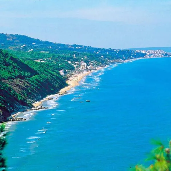 Happy Camp mobile homes in Camping Villaggio Internazionale, hotell sihtkohas San Menaio