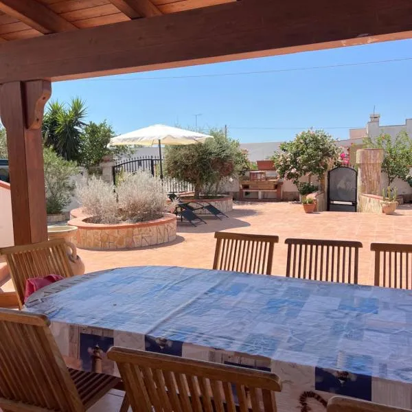 La casa di Clelia Torre colimena porto cesareo salento esclusiva 2 piani con 6 camere doppie 3 bagni posti auto terrazza giardino 5 minuti dal mare, hotel v destinácii San Pietro in Bevagna