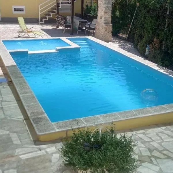 Holiday Home Manda - private pool in mountain near sea, hotel in Imotski