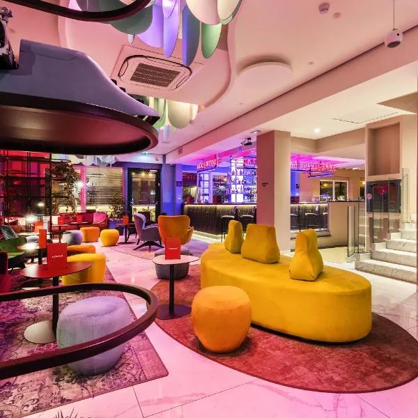 Adesso Hotel, hotell Roomas