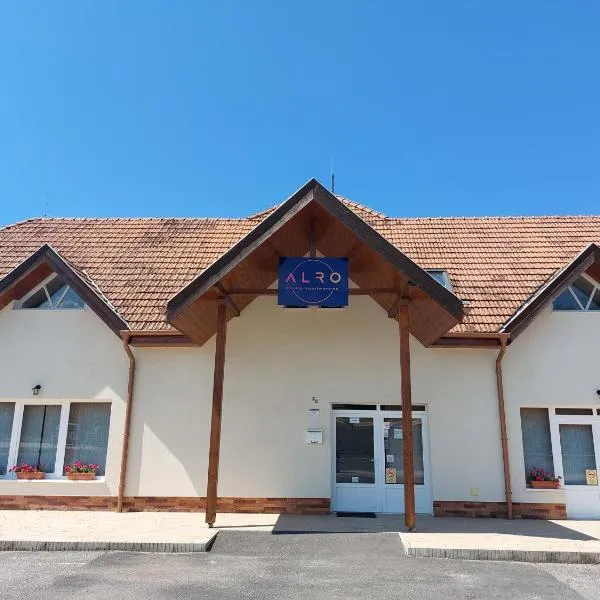 ALRO Stúdió Apartmanház – hotel w mieście Balatonszárszó