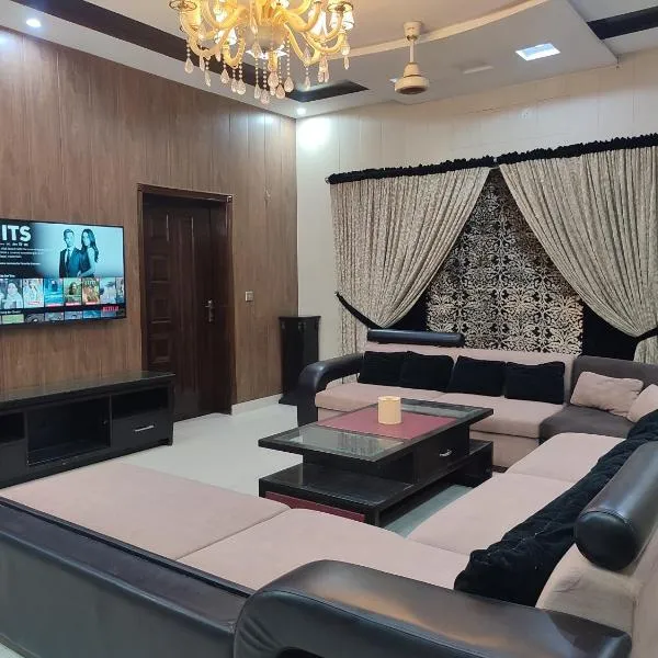 Fully Serviced Holiday Homes Near Emporium Mall & Expo Center, hotel in Lahore