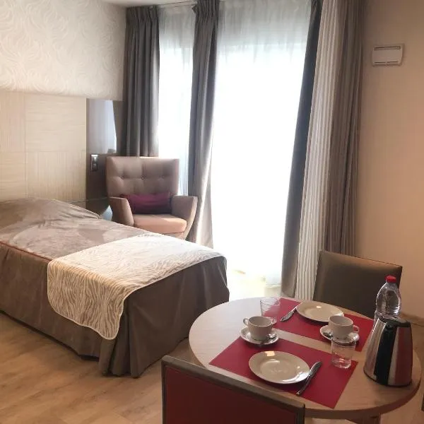 ZENAO MONTREUIL- Croix de Chavaux – hotel w mieście Montreuil