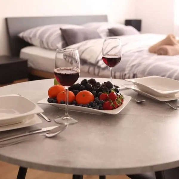 Modern apt in Dubec, ideal for couple, hotel in Sesvete