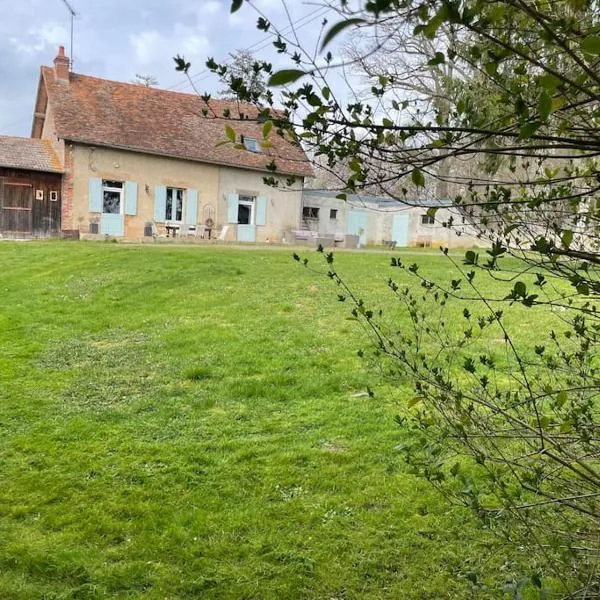 Gite de Fleur - Chateau du Grand Luçay, hotel in Bourbon-lʼArchambault