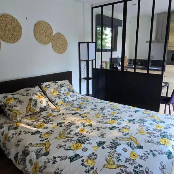 Loft de jardin le 8, отель в городе Locminé