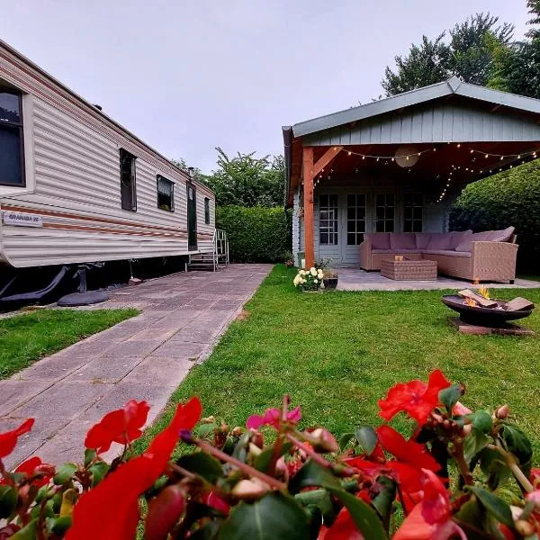 Familychalet De Schaapskooi, 6-persons, big private garden, dogs aloud, hotel v destinaci Westergeest