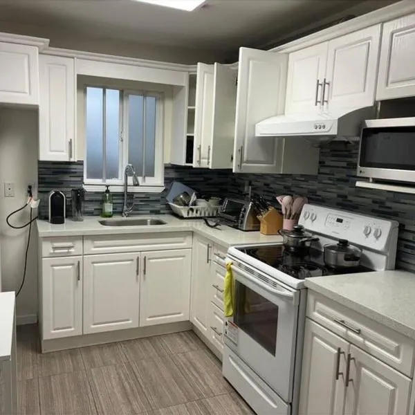 Charming 2-BD Suite Private Entrance in Vancouver, hotel v destinaci Vancouver