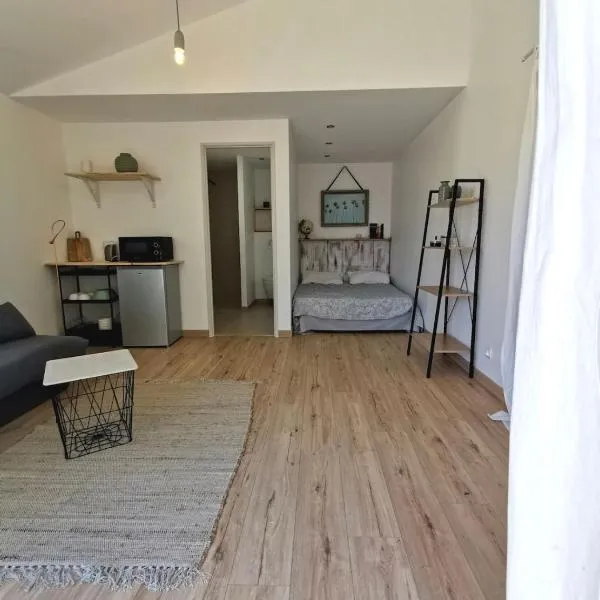 Jolie suite baignée de lumière, hotel in Châteauneuf-Val-Saint-Donat