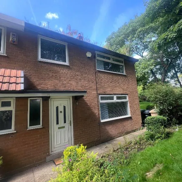 Cozy 3-Bedroom House in Bolton, Huge Garden, hotel di Egerton