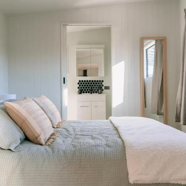 Mountain Cabin - central, cosy and cute with views, hotel v destinaci Wanaka