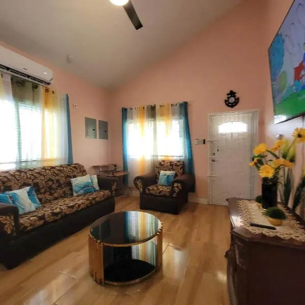 Comfortable Strategic Lodging Quarters, hotel v destinaci Spanish Town