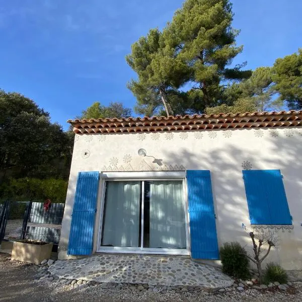 Maisonnette entre Luberon et Sainte Victoire, hotel v destinaci La Bastidonne