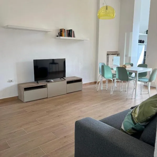 New Apartment with balcony, Isola Bosco Verticale, hotelli Milanossa