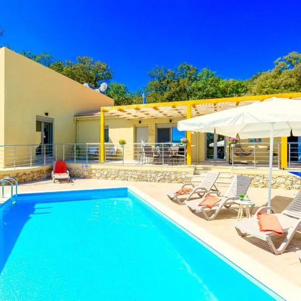 Villa Trules with private swimming pool, готель у місті Fotinós