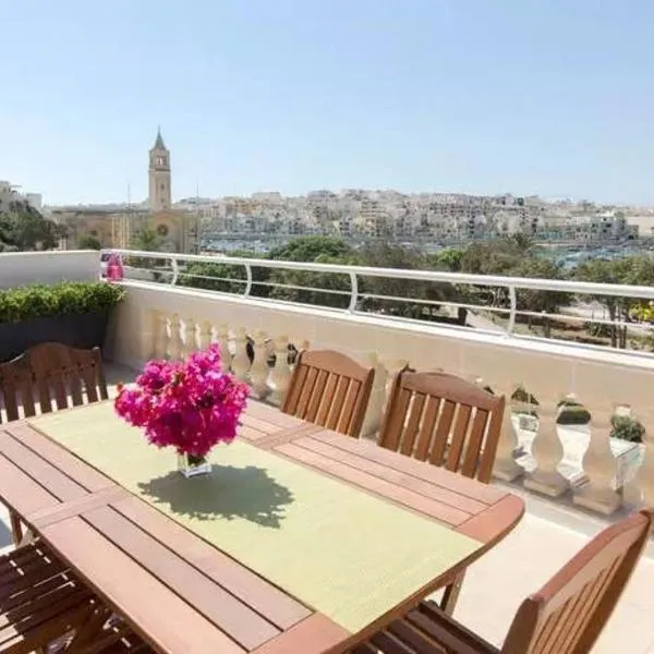 Penthouse with Picturesque Garden and Bayviews, hotel v destinaci Marsaskala