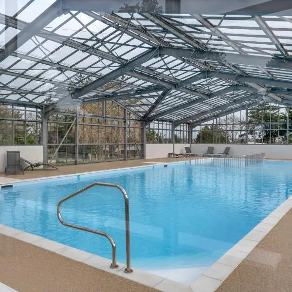 Chalet 2 adultes 4 enfants - Piscine et jeux, hotel in Guérande