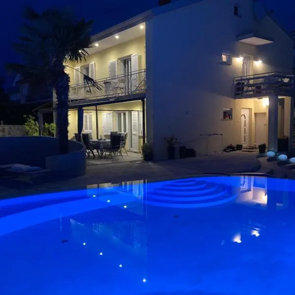 Villa Elke Maria with overflow pool and hydromassage, hotel v destinaci Novigrad – Istrie
