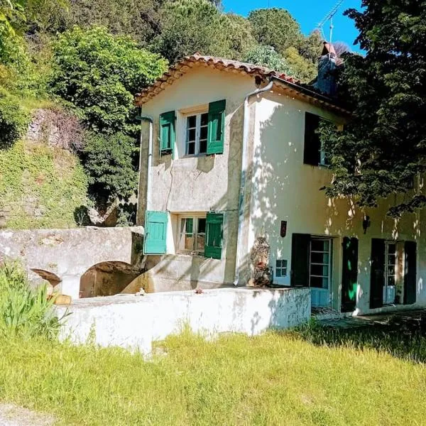Relai de randonnées pédestres, cévenoles, bassin en eau de source, randonnées d'ânes abreuvoir et enclos, hotel u gradu 'Monoblet'