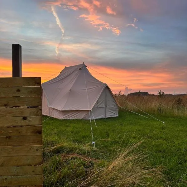 Big tent with real beds and ocean view, hotel v destinaci Stege