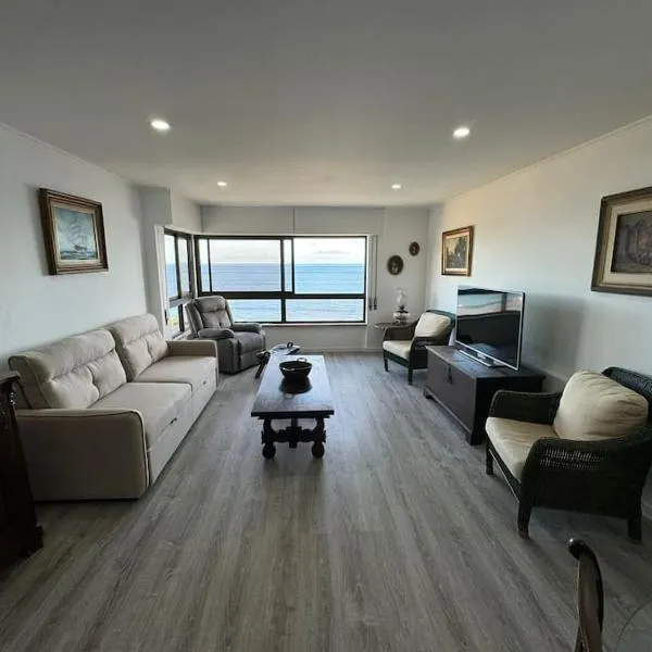 Beachfront Amazing Location - 19th Hole, hotel in Ponta Delgada