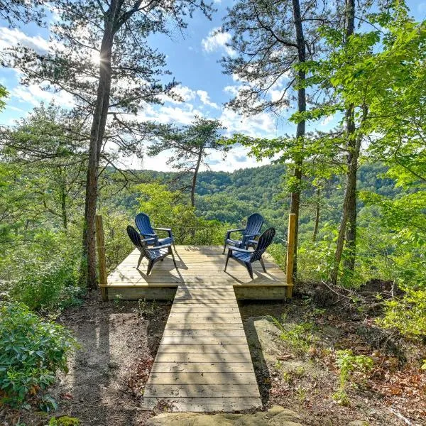 Cozy Beattyville Cabin w/ Fire Pit, hotel u gradu Beattyville