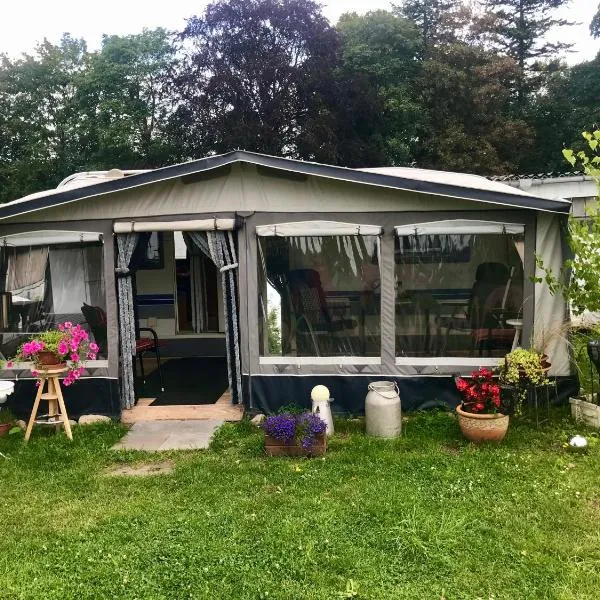 Komfort-Caravan mit Vorzelt, hotel en Loitz