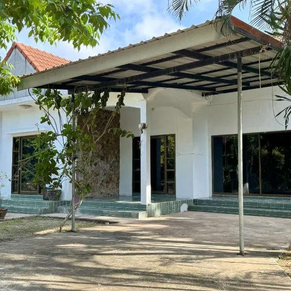 2-bed house near beach w/ aircon, hotel v destinaci Ban Krut